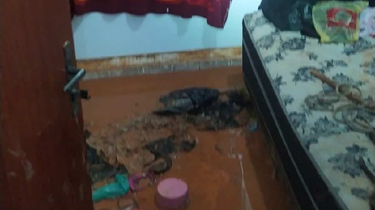 Cinco casas invadidas pela lama em Ubá; moradores evacuados