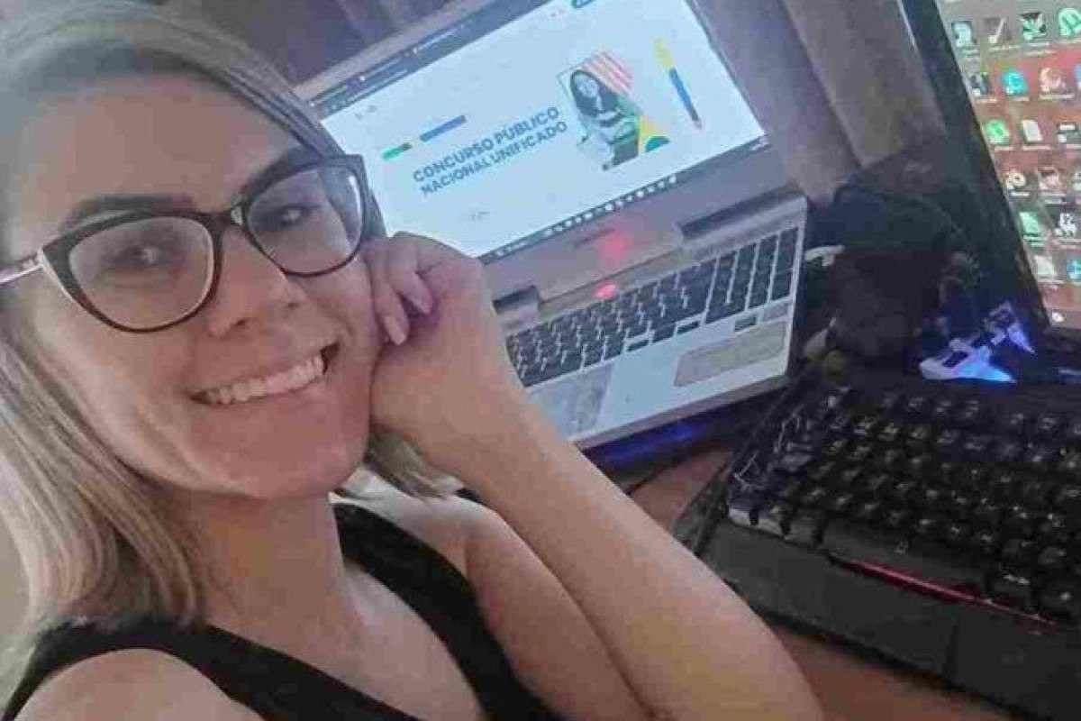 Raquel Moura sorri em frente ao computador