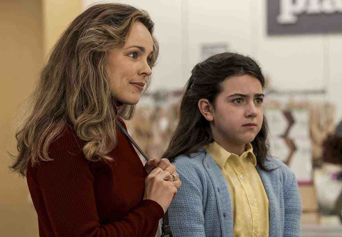 Menina conversa com Deus no filme 'Crescendo juntas'