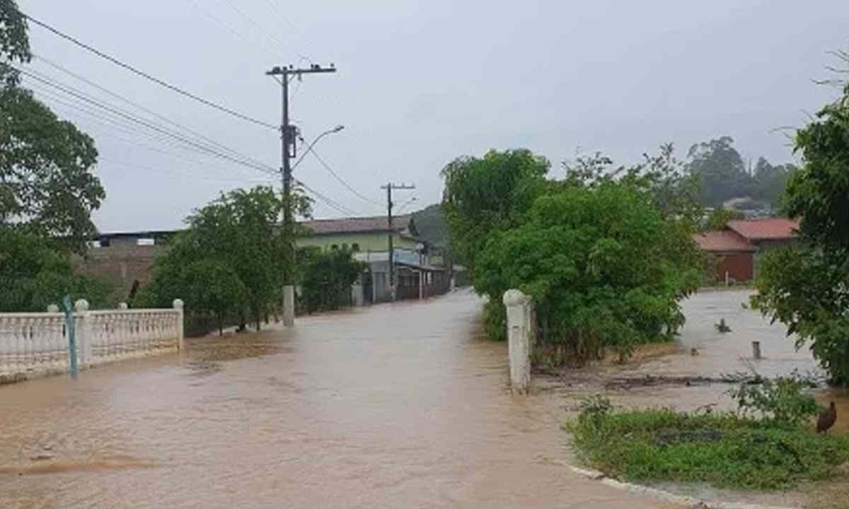 Água do Rio Vermelho e córregos transbordou -  (crédito: Reprodução/Redes Sociais)