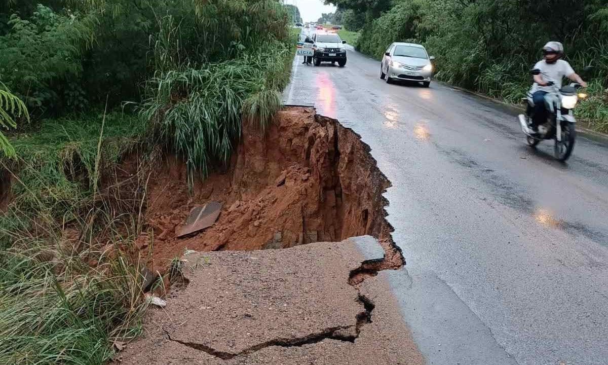 A chuva provocou um buraco em uma das vias -  (crédito: Divulgação/PMMG)