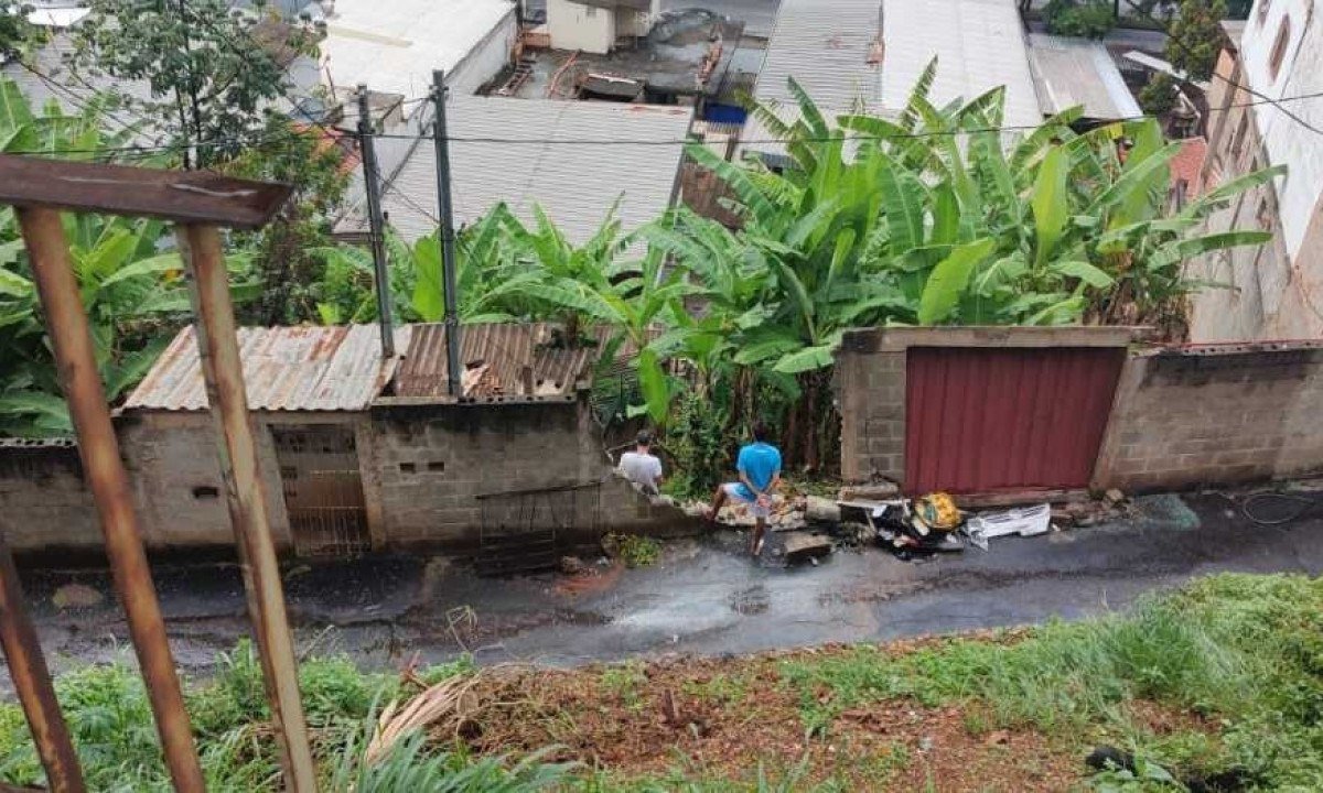 Acidente ainda destruiu um muro de uma casa que foi atingida -  (crédito: Jair Amaral/EM/D.A. Press)