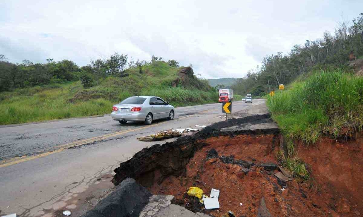 A BR-262 apresentava muitos pontos críticos em julho e agosto do ano passado, segundo o levantamento do Dnit -  (crédito: ALEXANDRE GUZANSHE/EM/D.A.PRESS)