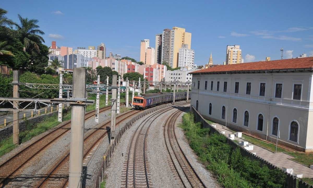 Raio que atingiu estação ainda deixa metrô de BH com operações reduzidas