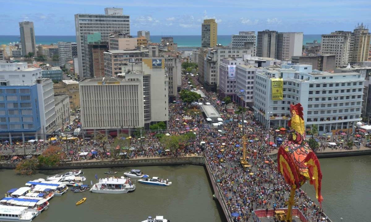 Tradicional Bloco Galo da Madrugada é considerado o maior do mundo, que desfila durante o carnaval do Recife, saindo no sábado (10/2)
       -  (crédito: Leo Caldas/ AFP)