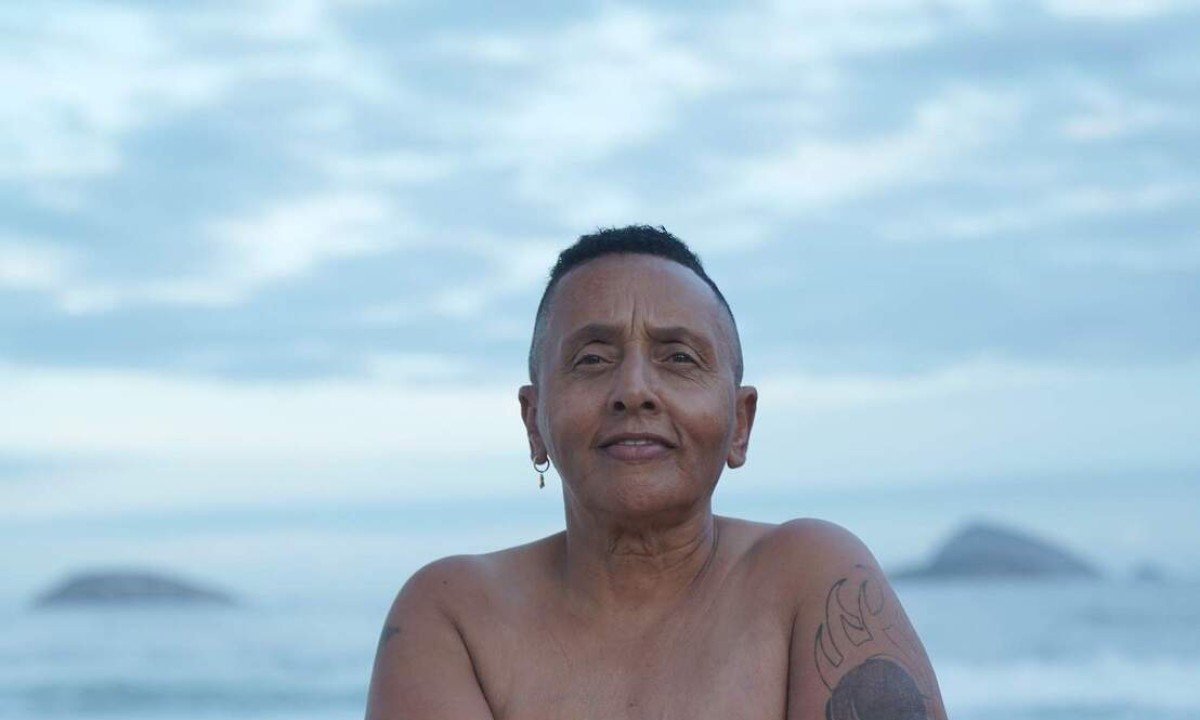 
Seu Franco, homem trans de 67 anos, acredita que série vai ajudar as pessoas a compreenderem a população LGBT+  -  (crédito: Colabora/divulgação)