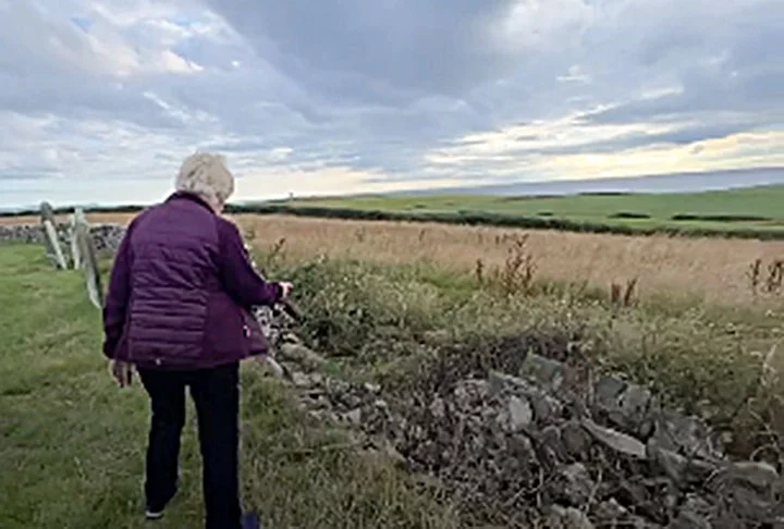 Cruzes de pedra da Era Viking são encontradas em igreja na Ilha de Man - Reprodução do vídeo da BBC News
