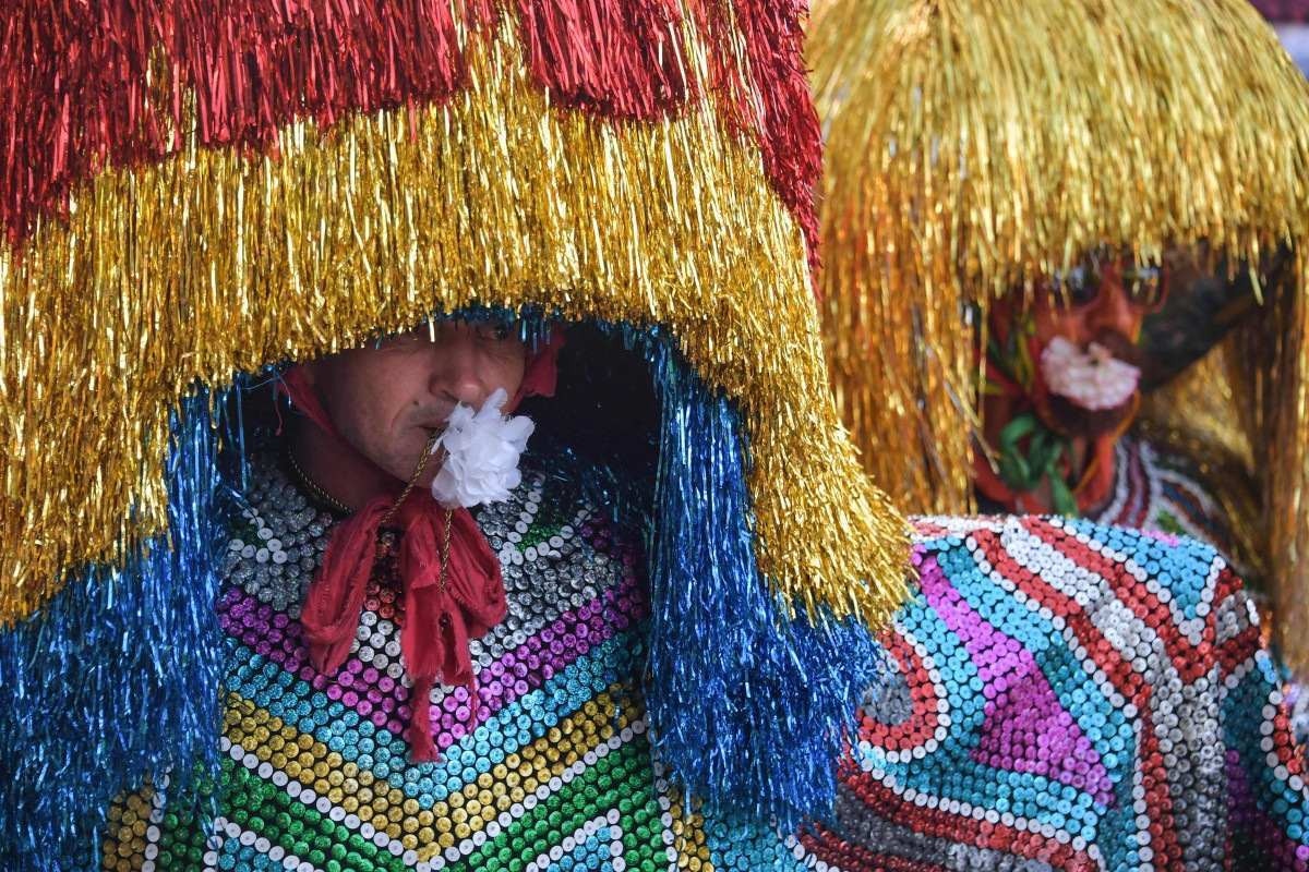 Maracatu, com suas fitinhas coloridas, é registro cultural único e um dos mais belos espetáculos em Pernambuco         Caption 