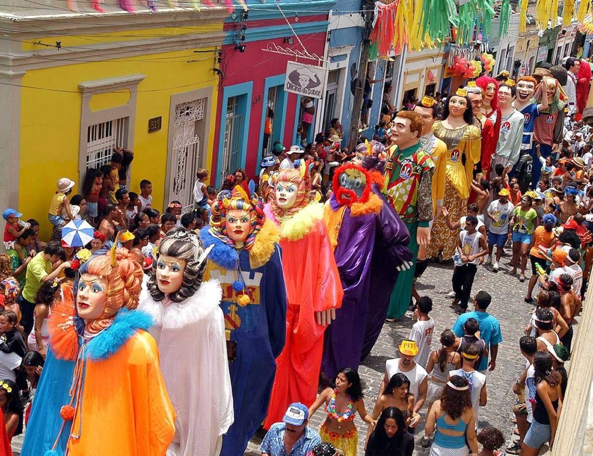 Tradição em Olinda, os bonecos gigantes desfilam no carnaval pelas ruas estreitas da cidade patrimônio pela Unesco        Caption 