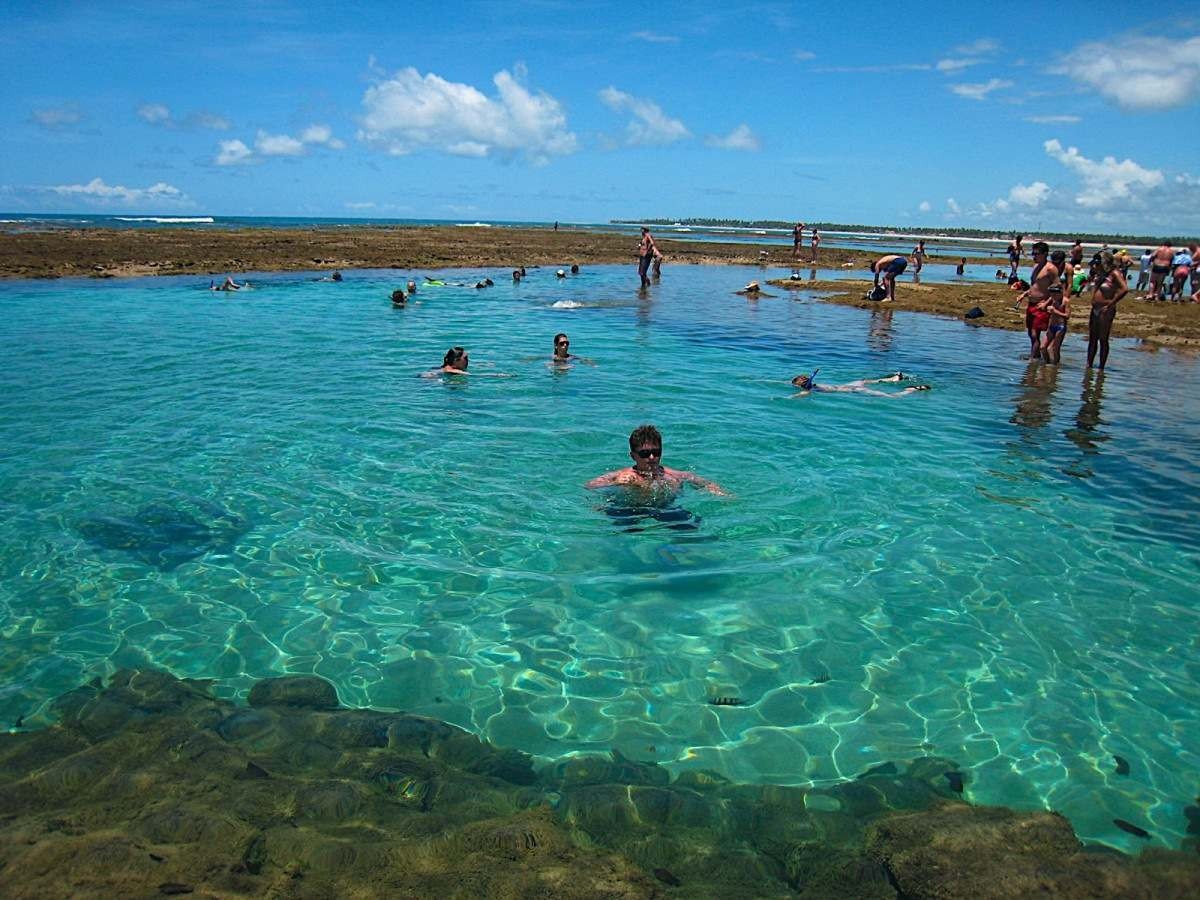 Não existe nada mais relaxante do que mergulhar nas águas mornas das piscinas naturais em Porto de Galinhas 