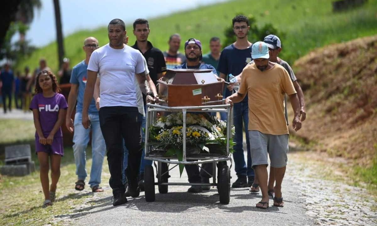 Enterro de Ana Luiza Silva Gomes,12 anos -  (crédito: Leandro Couri/EM/D.A press)