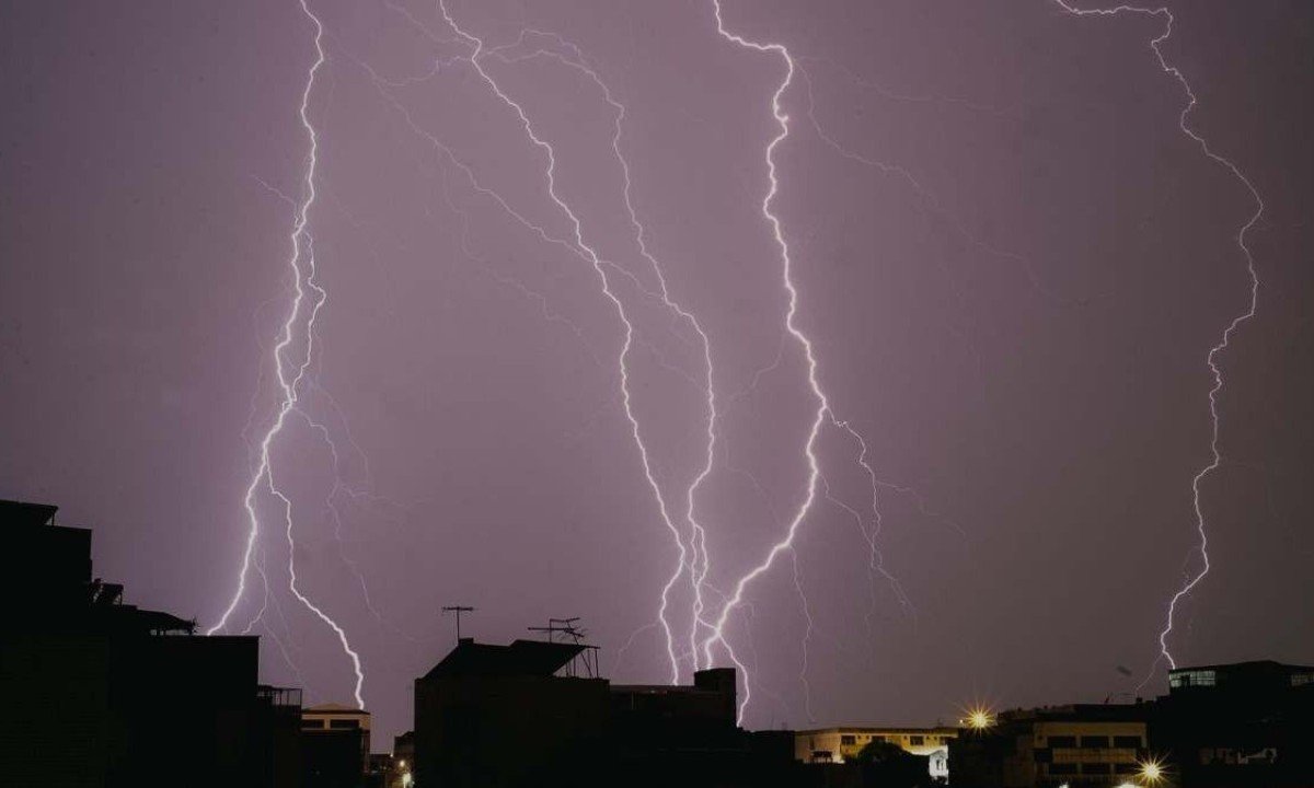Raios atingiram Belo Horizonte na noite de quarta-feira; calor é um dos motivos -  (crédito: Jorge Lopes/EM/D.A Press)