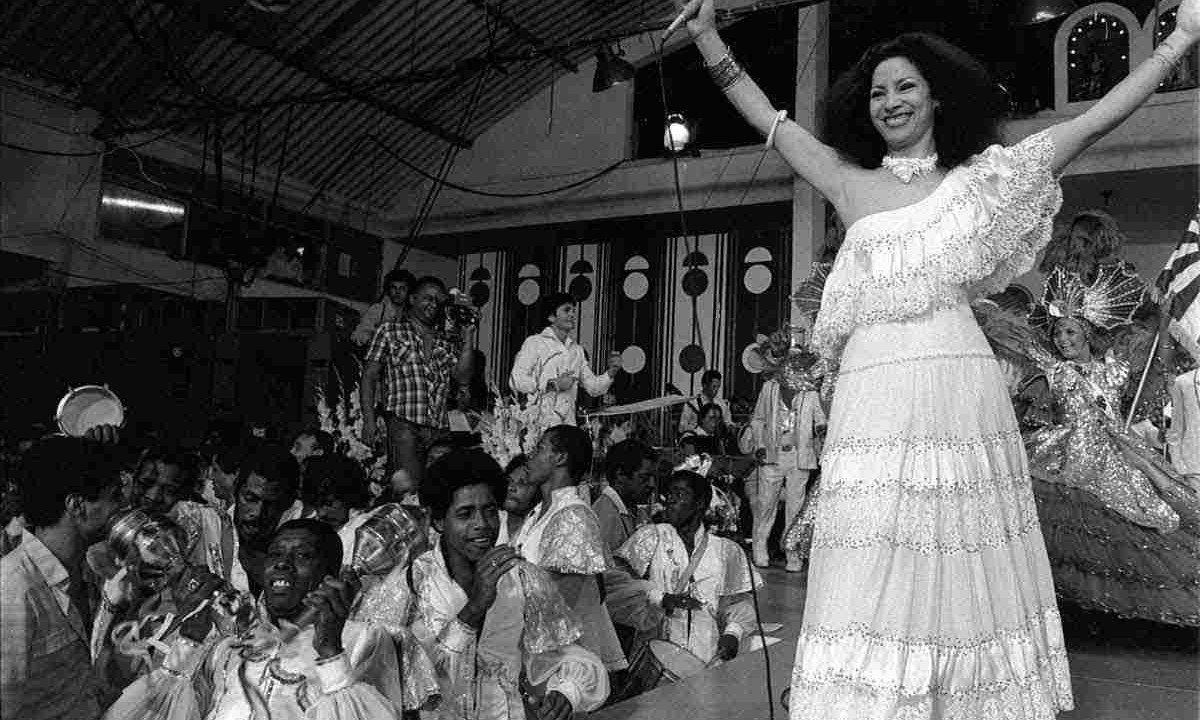 Clara Nunes na quadra da Portela, no Rio de Janeiro, em 1981
 -  (crédito: Wilton Montenegro/divulgação/1981)