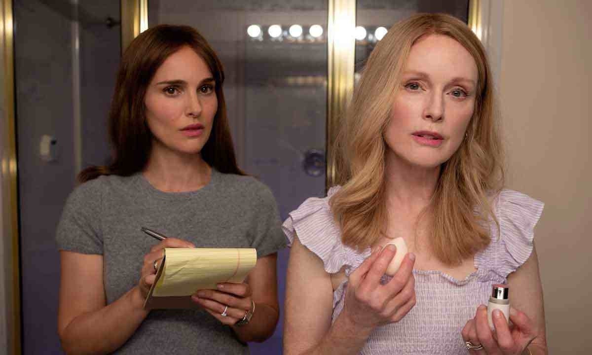 Filme aborda relação entre a atriz Elizabeth (Natalie Portman) e Gracie (Julianne Moore), que se casou com o garoto que seduziu aos 13 anos -  (crédito: Diamond Films/divulgação)