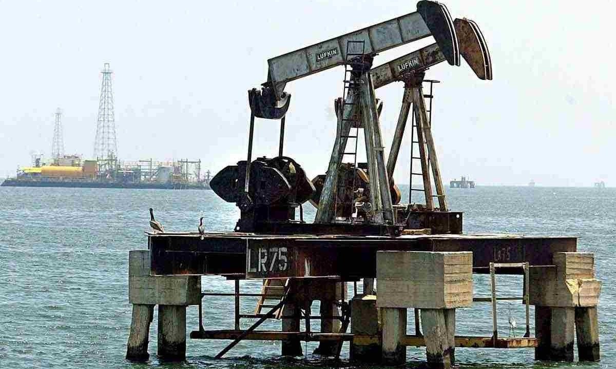 O barril de petróleo do tipo Brent alcançou ontem a marca de 77 dólares -  (crédito: JUAN BARRETO/AFP)