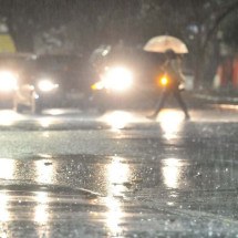 Chuva deixa duas mulheres ilhadas na mesma rua; uma delas subiu no carro   - Marcos Vieira/EM/D.A Press- 4/05/2022 