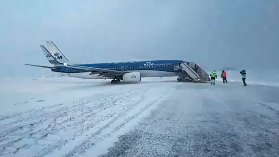 Avião derrapa na pista com gelo e para na grama na Suécia - Reprodução/Redes sociais