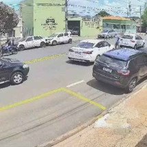 Homem é prensado contra próprio carro durante briga de trânsito em Uberaba - Vídeo/Reprodução