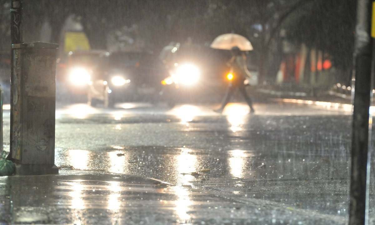 Chuva deixa duas mulheres ilhadas na mesma rua; uma delas subiu no carro  