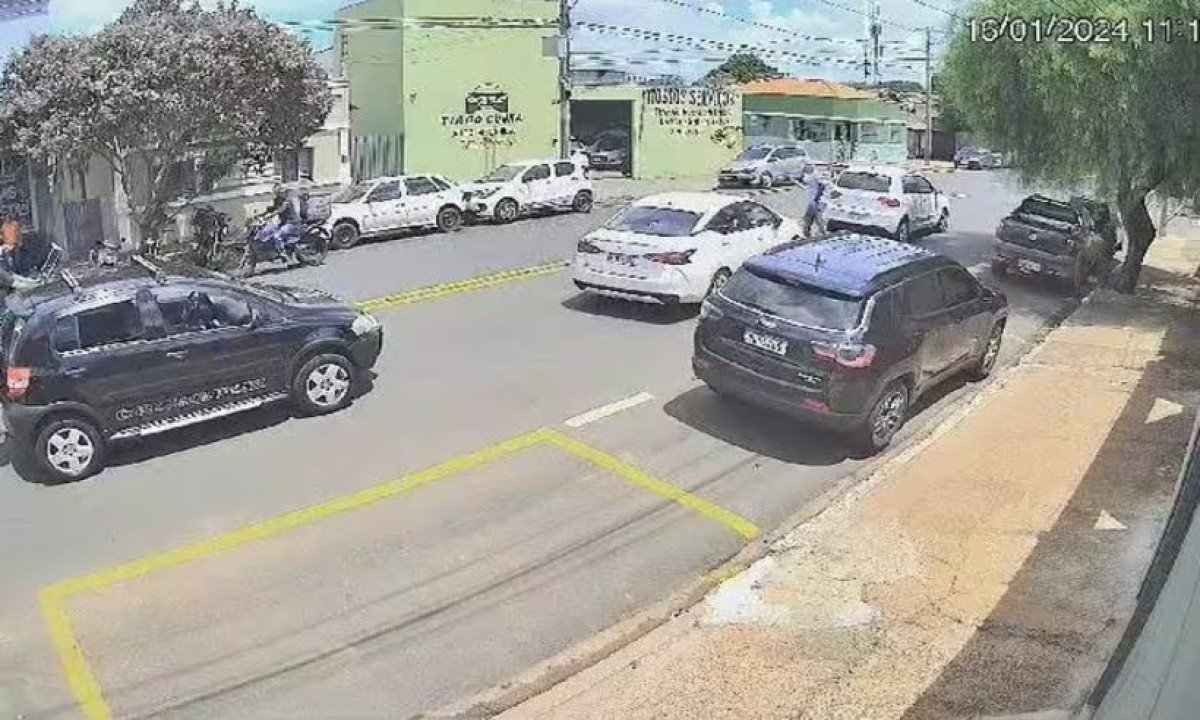 Homem é prensado contra próprio carro durante briga de trânsito em Uberaba