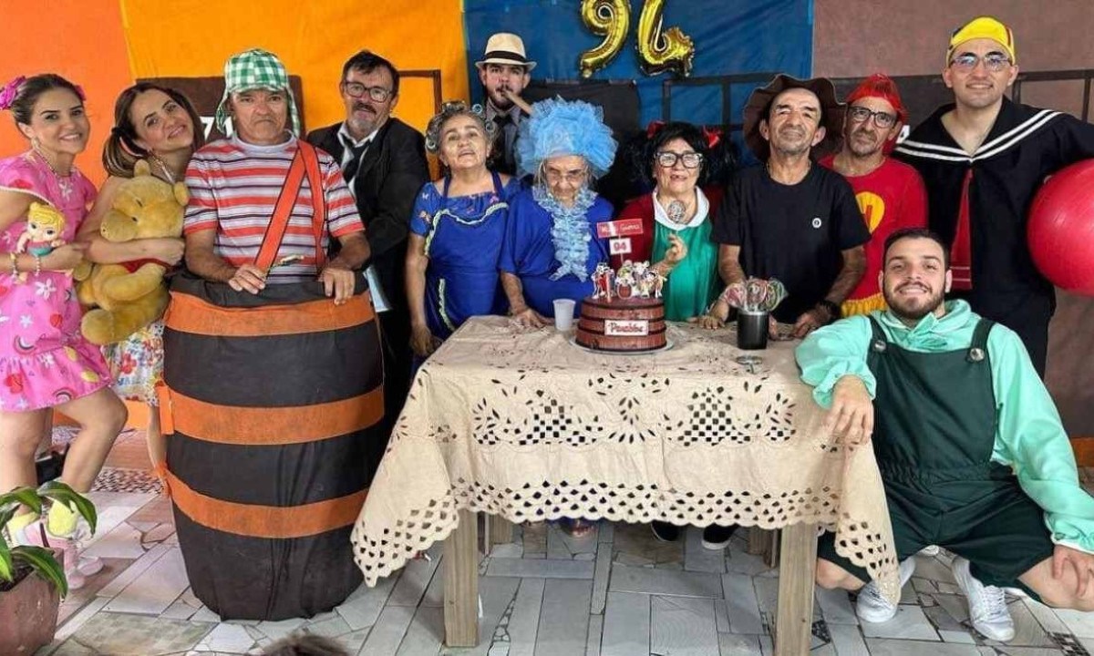 Família entrou na brincadeira e se vestiu de turma do Chaves para festejar aniversário de 94 anos da matriarca -  (crédito: Redes sociais)