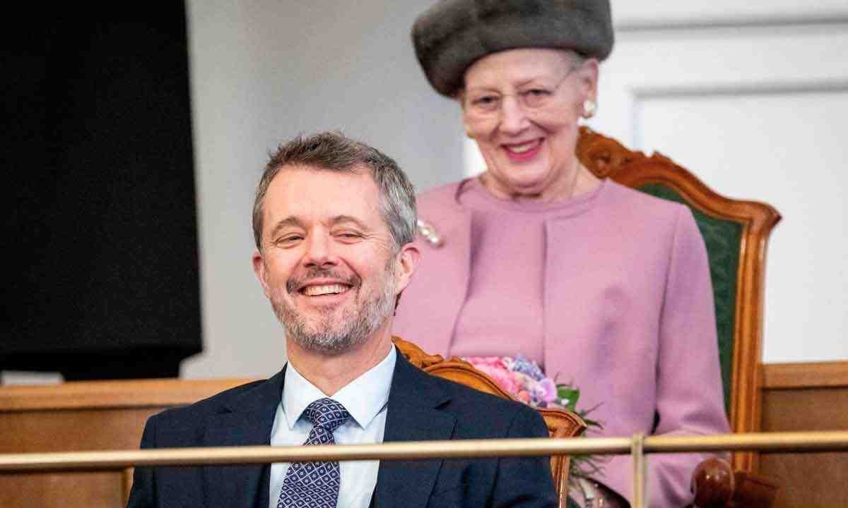 Margrethe II e o filho, rei Frederico X, no Parlamento  da Dinamarca  -  (crédito: Ida Marie Odgaard/ Ritzau Scanpix/ AFP)