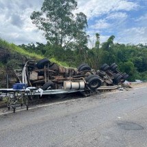 Minas: mãe e filha morrem em tombamento de caminhão na BR-381 - Corpo de Bombeiros/Divulgação