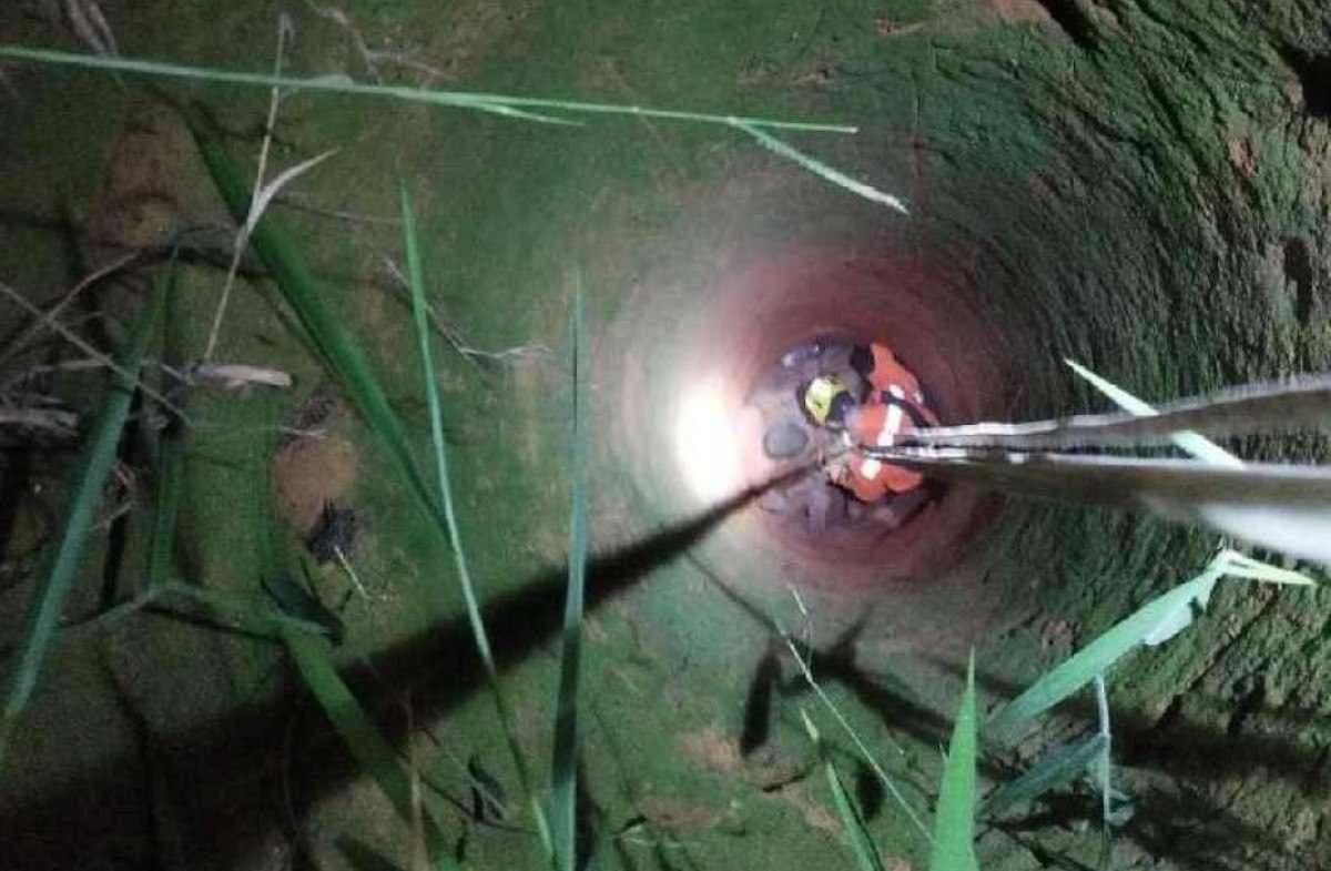 Vídeo: idoso cai em poço de quase dez metros de profundidade