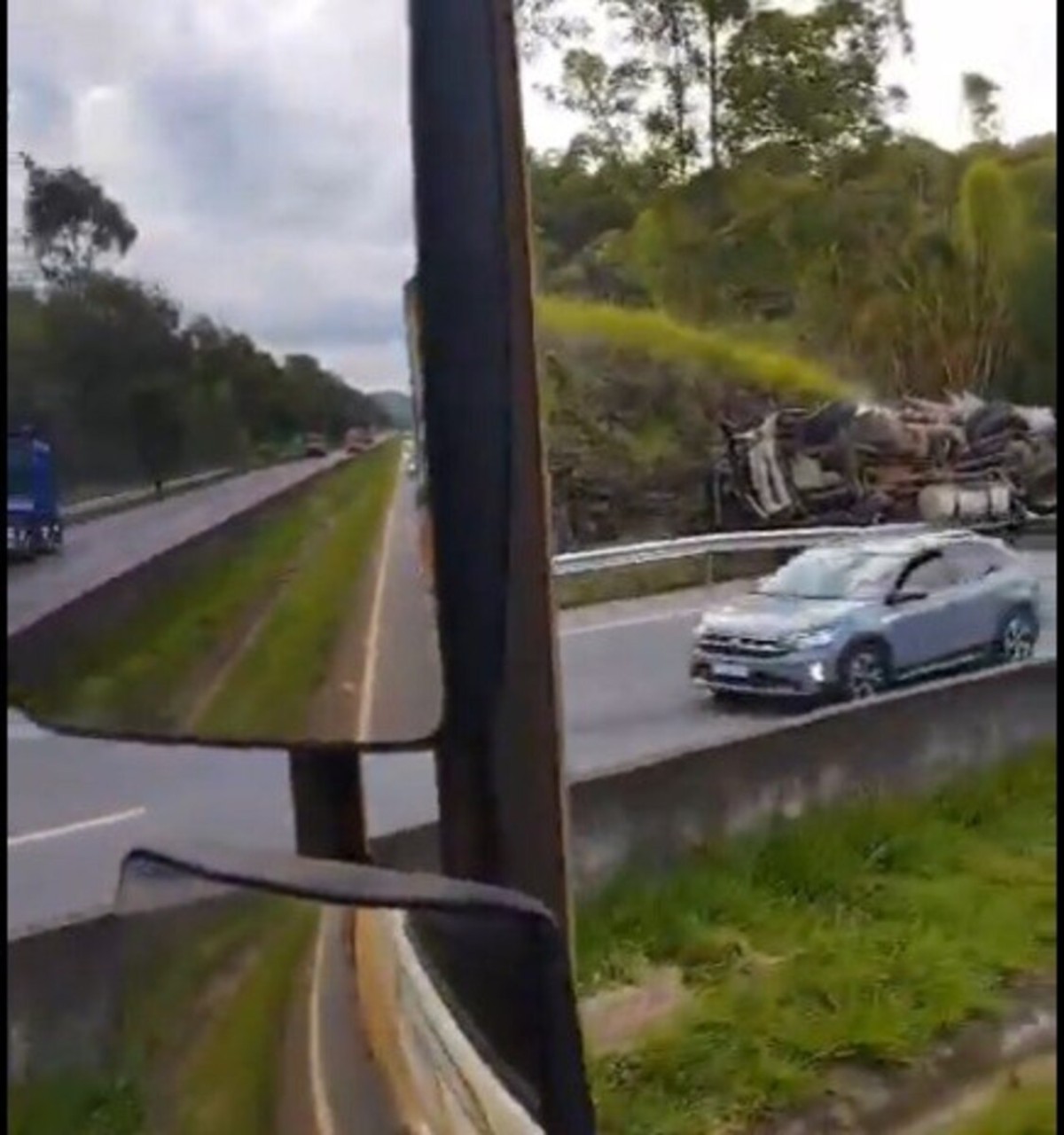 Carreta ficou tombada e interditou o trecho da rodovia