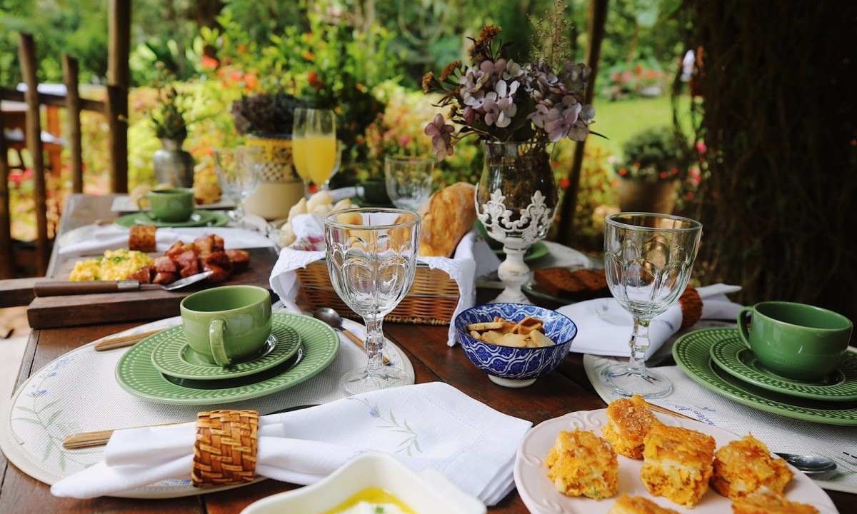 Vila da Lavanda recebe os visitantes com uma mesa caprichada de brunch: tem pão de queijo, torta de frango, bolo de fubá e outras delícias