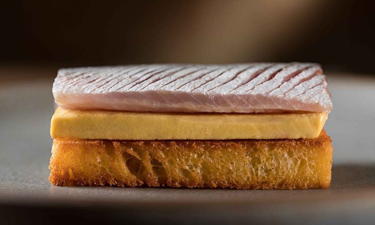 Picles de sardinha, foie gras cru, zimbro tostado e brioche -  (crédito: Rodrigo Azevedo/Divulgação)