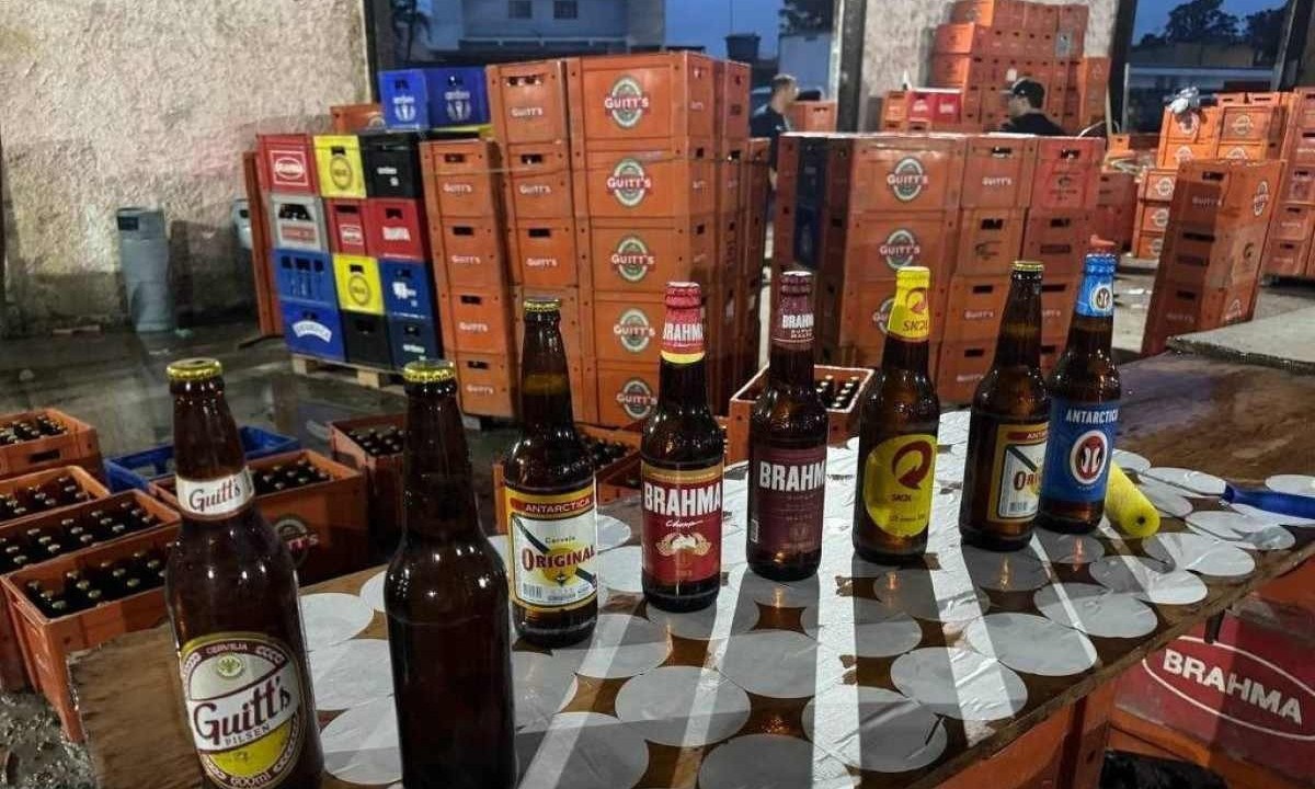 Rótulos e tampinhas de garrafas de cerveja de uma marca inferior eram trocados por outros de marcas conhecidas -  (crédito: PCSP / Reprodução)