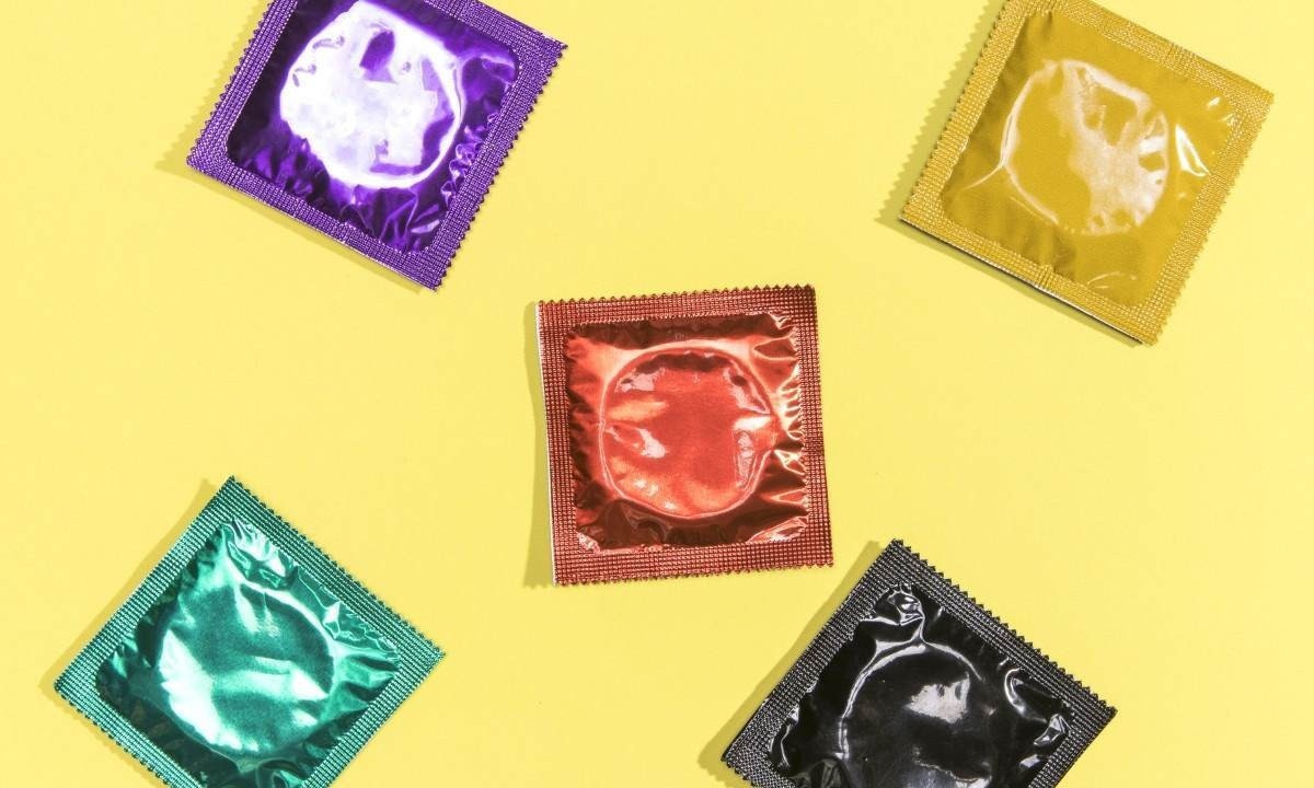 O uso do preservativo durante as relações sexuais é a melhor maneira de se evitar o contágio pela sífilis -  (crédito: Freepik)