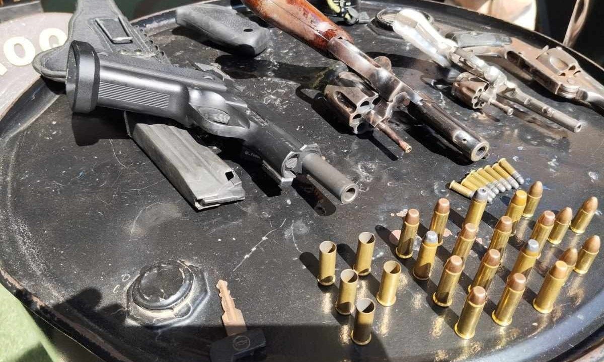 Armas e munições apreendidas em poder de criminosos mortos em troca de tiros em Montes Claros -  (crédito: Redes sociais/Divulgação)