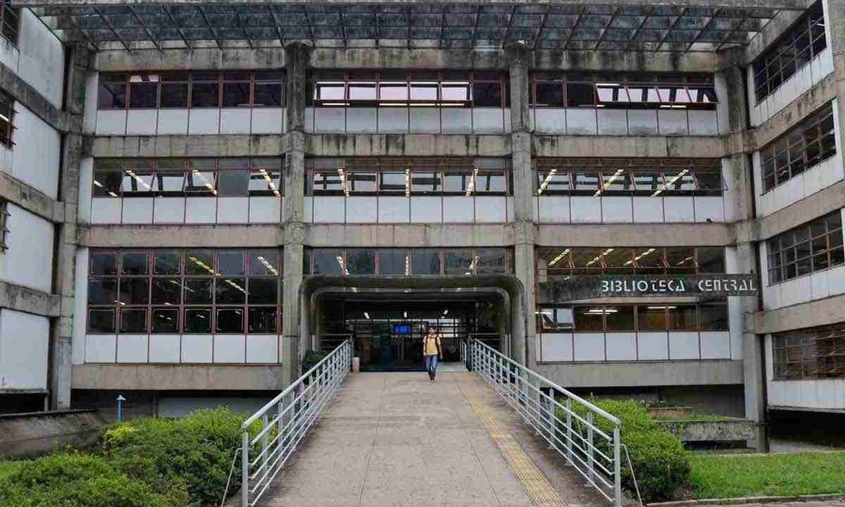 Prédio da Biblioteca Central da UFMG está temporariamente condenado por apresentar rachaduras -  (crédito: Rodrigo Clemente/EM/D.A Press. – 3/3/16)