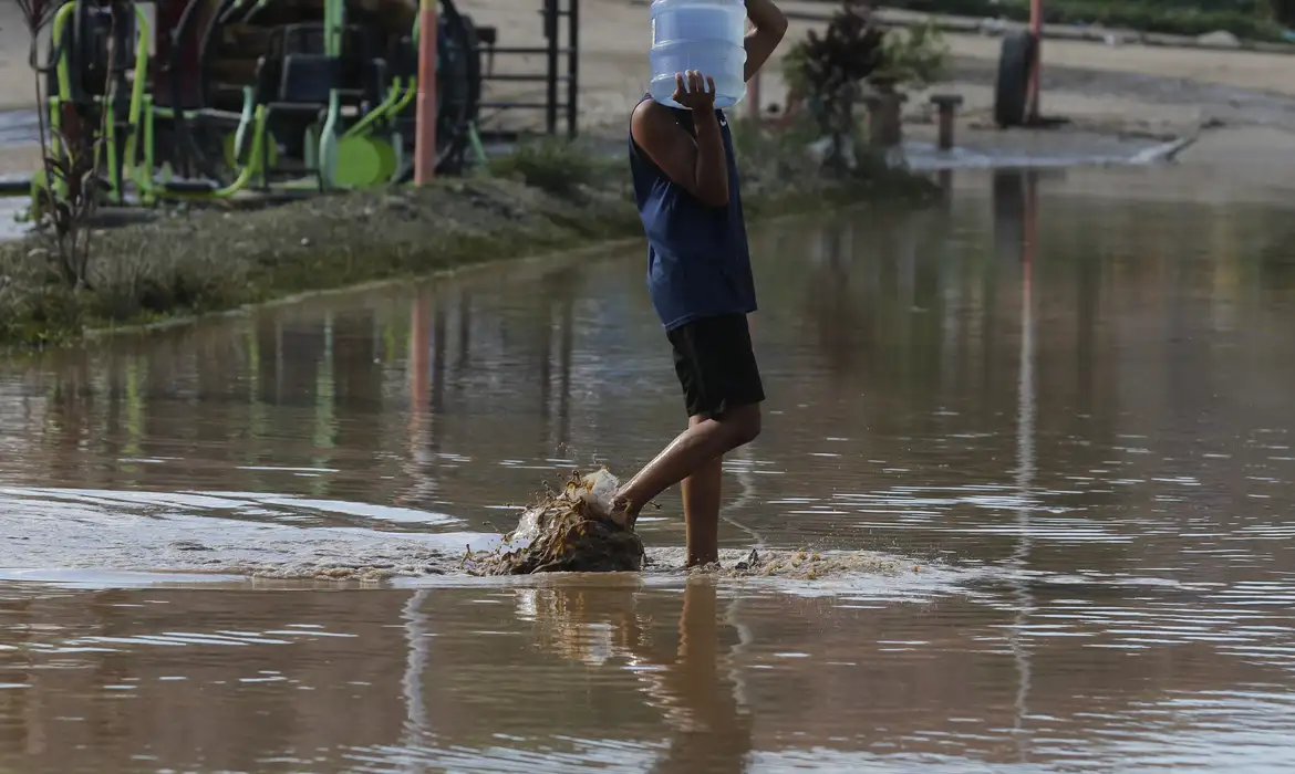 Especialistas alertam sobre risco de doenças trazidas por chuva forte - EBC - Saúde