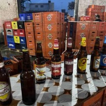 Polícia fecha fábrica que falsificava cervejas e prende 31 pessoas - PCSP / Reprodução