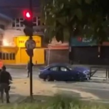 Vídeo: BMW bate em ambulância depois de motorista avançar sinal em BH - Reprodução/Redes Sociais