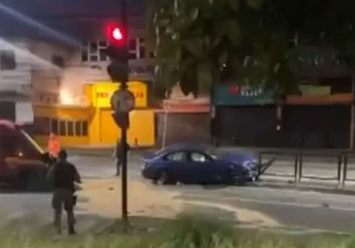 Vídeo: BMW bate em ambulância depois de motorista avançar sinal em BH