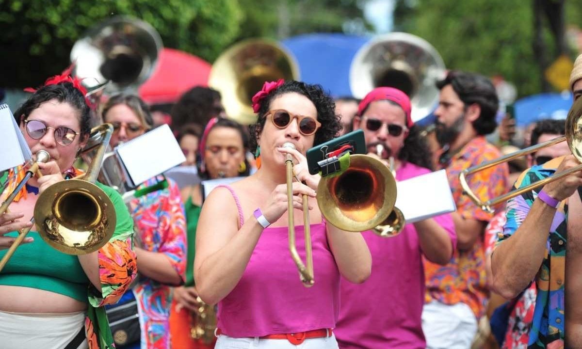 Cortejo da Orquestra Popular Terno de Binga saiu pelas ruas do bairro Santa Tereza, Região Leste de BH, em manha quente e ensolarada -  (crédito: Alexandre Guzanshe/EM/D.A. Press)