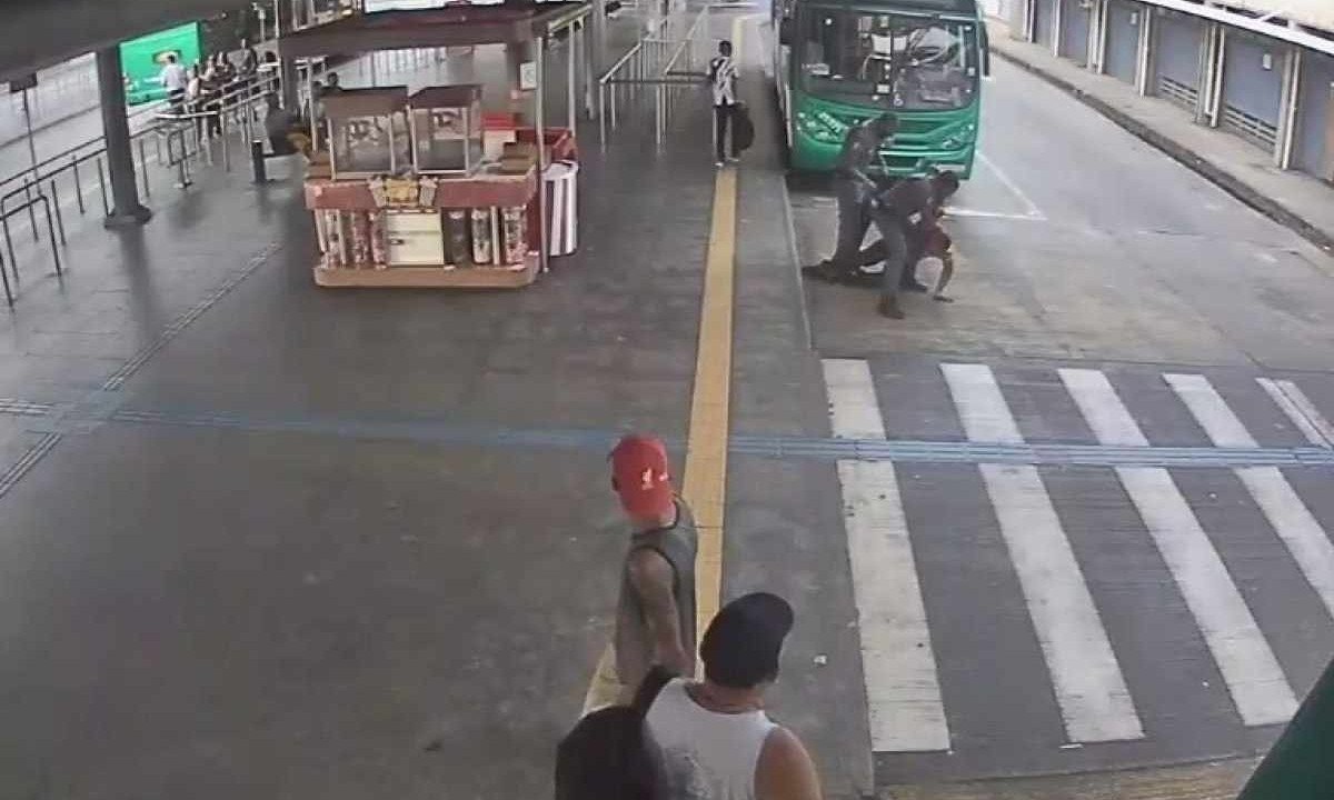 Imagens registram momento em que seguranças do metrô seguram o homem  -  (crédito: Reprodução/CCR Metrô Bahia)