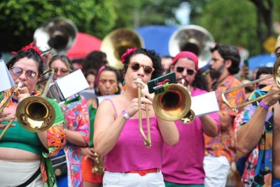 Cortejo da Orquestra Popular Terno de Binga saiu pelas ruas do bairro Santa Tereza, Região Leste de BH, em manha quente e ensolarada -  (crédito: Alexandre Guzanshe/EM/D.A. Press)