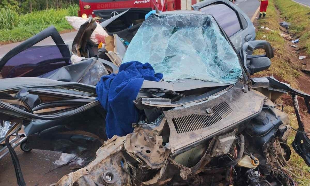 Carro ficou totalmente destruído -  (crédito: Corpo de Bombeiros/Reprodução)