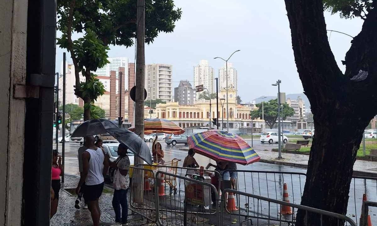 Chuva atinge BH na tarde deste domingo (21/1) -  (crédito: Túlio Santos/EM/D.A Press)