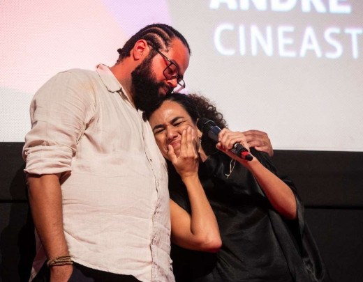 Atriz Bárbara Colen chora abraçada com o diretor André Novais 