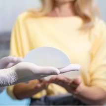 Implante de silicone: técnica promete redução no risco de contaminação durante cirurgia; conheça - Freepik