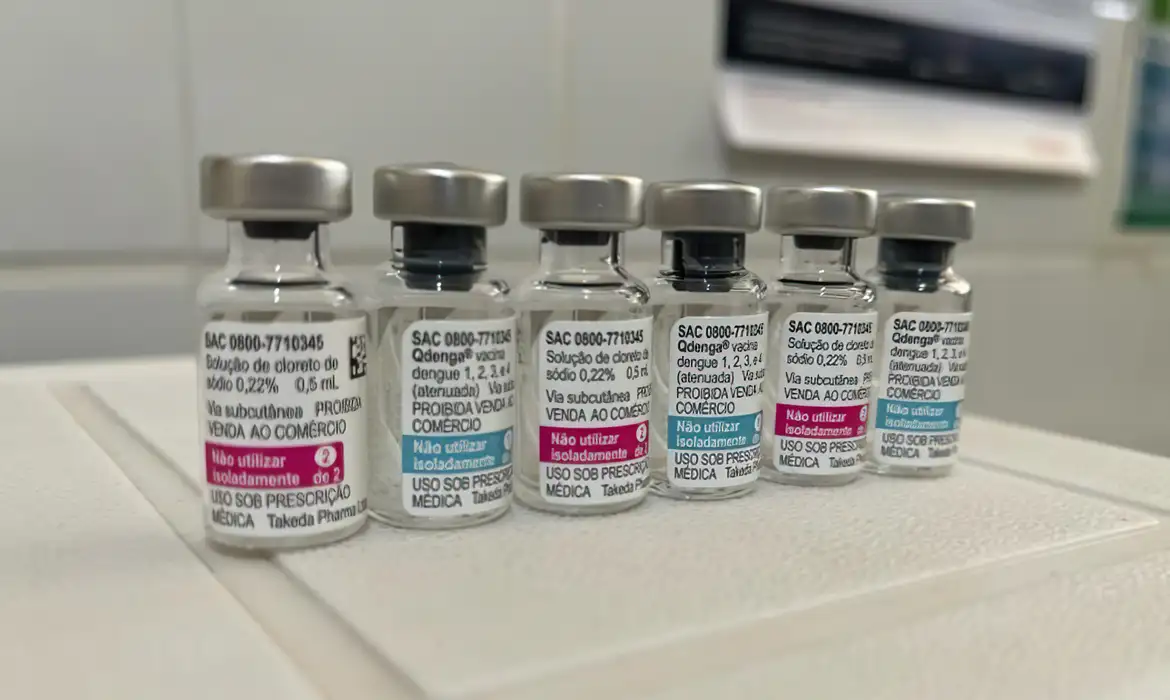 Primeiras doses da vacina do SUS contra dengue chegam ao Brasil - EBC - Saúde