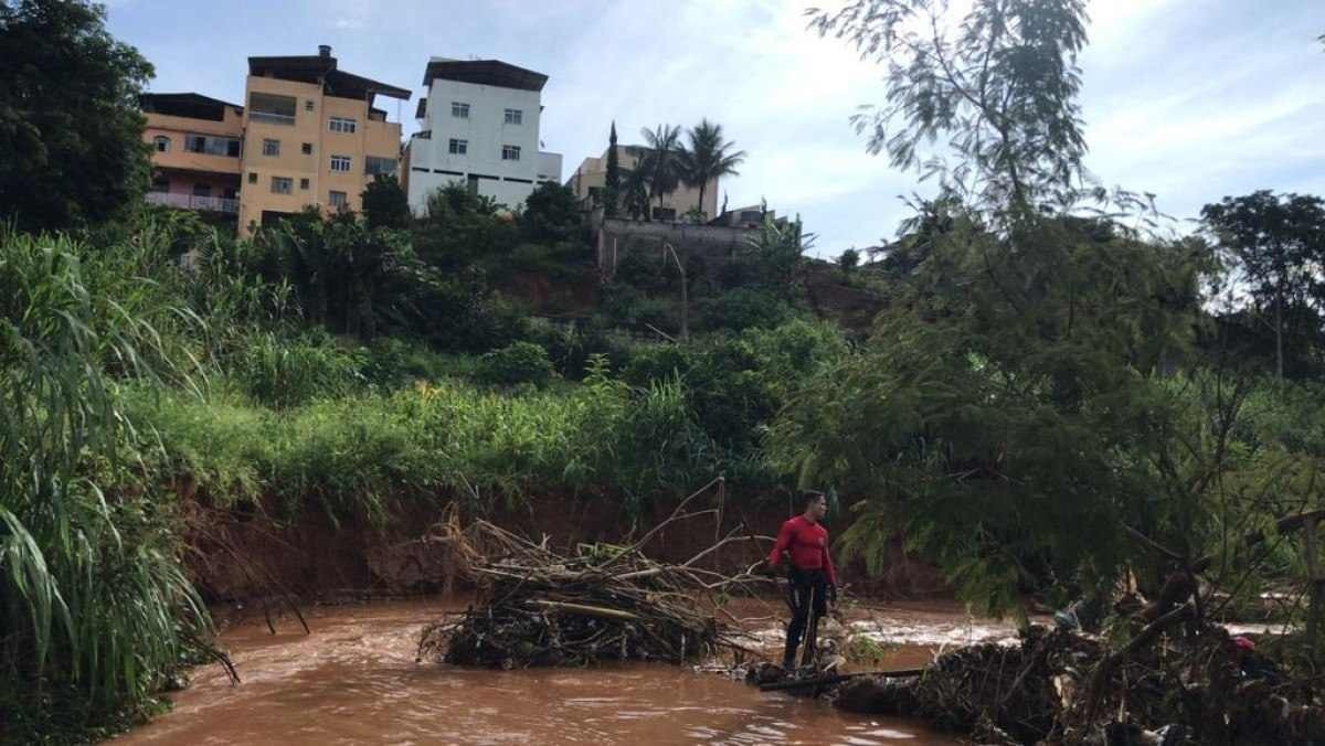 Chuva em Minas: Bombeiros encontram corpo de motociclista arrastado por enxurrada
