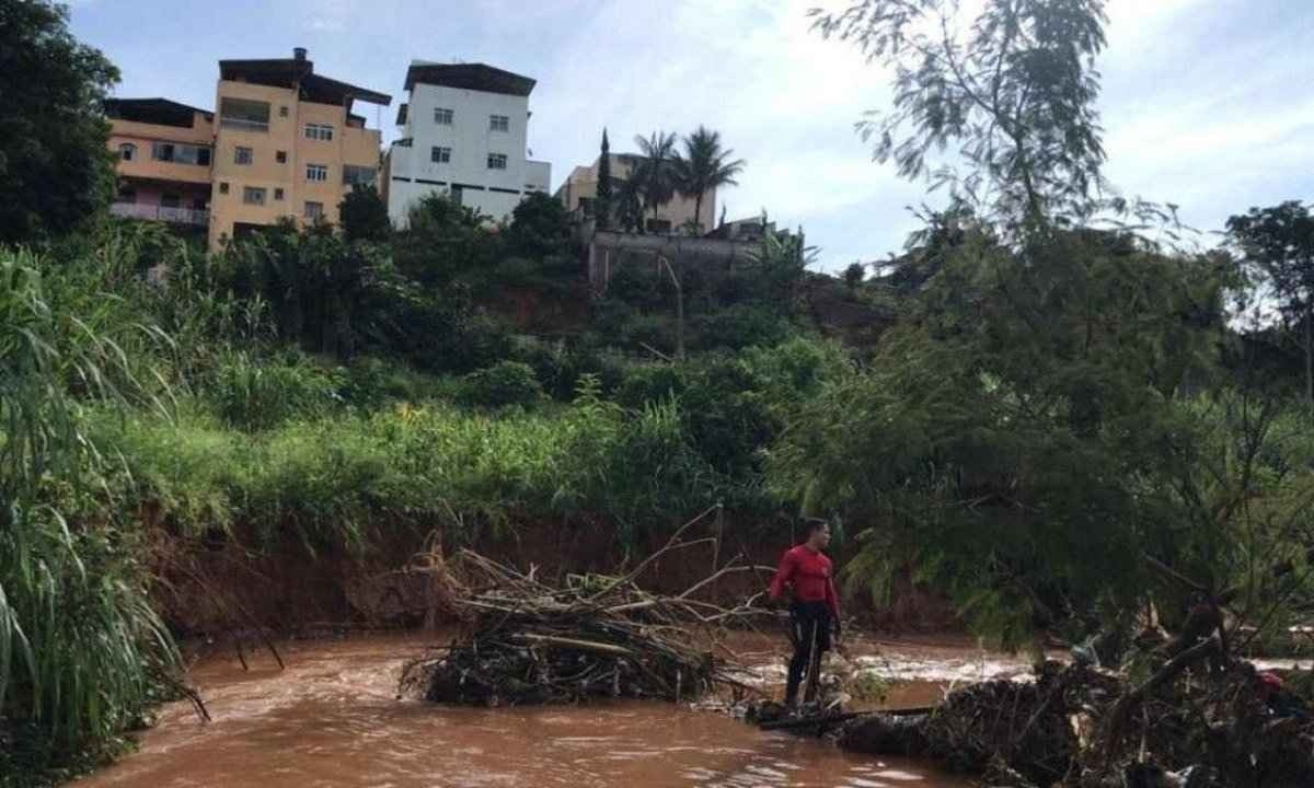 Corpo do motociclista foi encontrado a cerca de 2 quilômetros do local em que desapareceu -  (crédito: Corpo de Bombeiros/Divulgação)