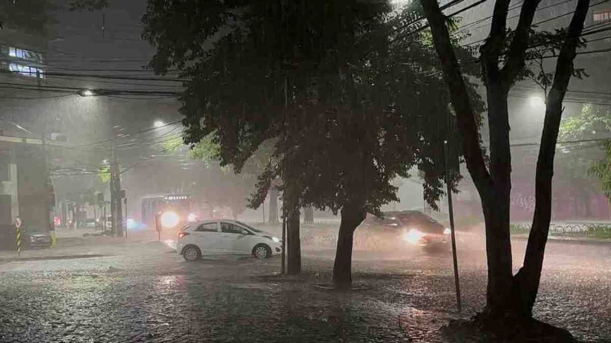 Chuva extremamente forte atingiu todas as regiões de Belo Horizonte. Houve desabamentos, alagamentos e quedas de árvores. Algumas pessoas ficaram ilhadas em suas casas -  (crédito: Ramon Lisboa/EM/D.A press)